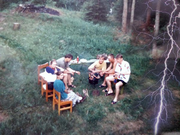 Arbavere sauna esine lõkkeplats. Pildil vasakult istumise järjekorras: Maarika, Janika, Priit, STEFAN, Tarmo ja Rene. Pildi tegi kursaõde Tiina.