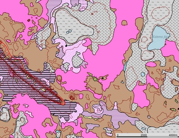 Väljavõte Järvakandi kaardilehe lõunaosast. Pinnakatte geoloogia ja pinnakatte paksuse kaart Kaisma järve piirkonnas. Täitevärviga on näidatud pinnakatte avamusalad (pruun – moreen, lilla – õhukese pinnakattega ala jt), muster iseloomustab pinnakatte litoloogilist koostist (liiv, kruus, turvas jt), pruunid jooned on pinnakatte paksuse samajooned, punase viirutusega ala vasakul servas kujutab pinnakatte setetega mattunud orgu, mustade punktidega on näidatud suuremad rändrahnud. Allikas: Maa-amet, september 2018