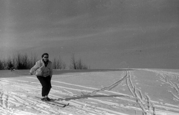 Arvo Rõõmusoks Käärikul, TÜ Geoloogia kateedri suusapäeval (märts 1964) (Foto: geogokud.info)