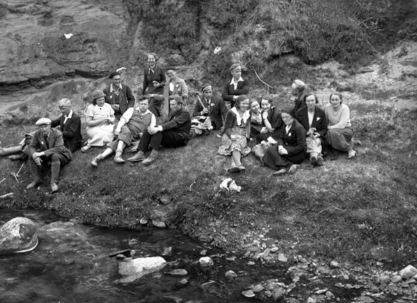 Petseri ekskursioon mais 1934, osavõtjad puhkusehetkel. Armin Öpik eesreas vasakult neljas (geokogud.info)