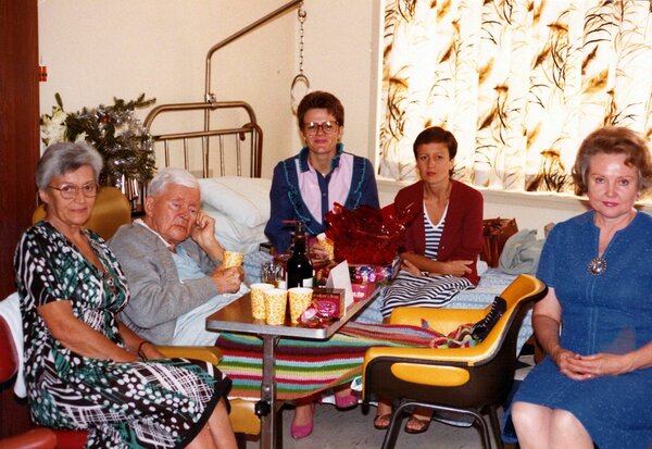 Armin Öpik Canberras oma perekonna keskel 25.12.1982. Vasakult tütar Nora Romot tütardega ja poja Pauli abikaasa Hilja (tütar Nora Romoti erakogu)