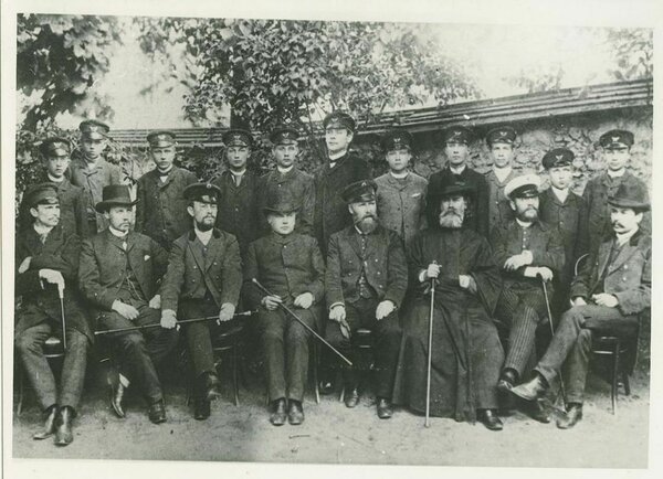 Tartu reaalkooli õpetajad ja õpilased 1890. aastatel, 2. reas paremalt teine Jaan Kark (foto TTÜ muuseumi digiteegist: http://digiteek.lib.ttu.ee/)