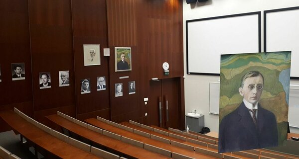 Ilmar Malini maal Hendrik Bekkerist kolis 2009. aastal koos geoloogidega vanast Vanemuise tänava õppehoonest uude Chemicumi, kus troonib kõrvuti teiste Eesti geoloogia suurkujudega TÜ geoloogia osakonna suure auditooriumi seinal