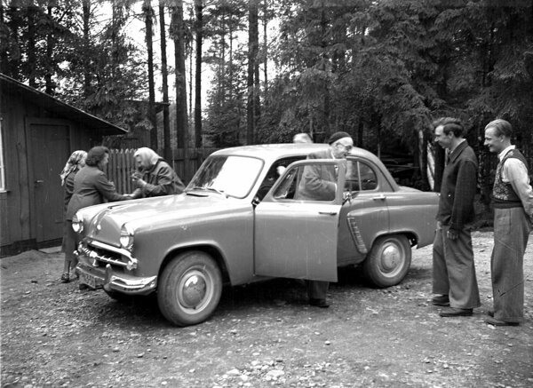 Evald Möls autost väljumas. Püssi baasi 10. aastapäeva tähistamise konverents Püssis 23.-24.06.1959 (geokogud.info)