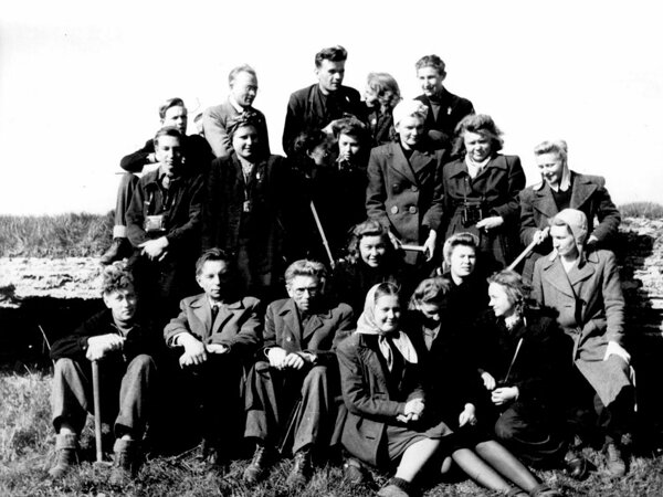 Tartu ülikooli geoloogia ja geograafia I kursuse üliõpilased ekskursioonil Kostivere karstialale 1946. aastal. Esireas vasakult teine prof Luha, temast paremal prof Orviku. Lisaks leiab fotolt veel ka tollased GAGikad Arvo Rõõmusoksa (Luha kõrval vasakul), Ralf Männili (kolmandas reas vasakul) ja Dimitri Kaljo (neljandas reas vasakul)