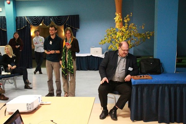 Erik Puura loengus toimus minivõistlus arvutamiskiiruses, kus omavahel võtsid mõõtu nutitelefon ja arvelaud (Foto: Sigrid Soomer)