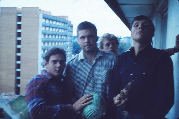 Kompositsioon kapsa ja peediga. Kursavennad (vasakult paremale) Erik, Taavo, Peeter ja Marko (Foto: Gaida Mägi)