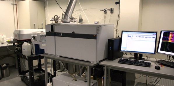 Joonis 2. TÜ geoloogia osakonnas paiknev laser-ablatsiooni induktiivsidestatud plasma mass-spektromeeter (LA-ICP-MS), millega mõõdeti kalade kuulmeluudes leiduvate jägelementide sisaldusi