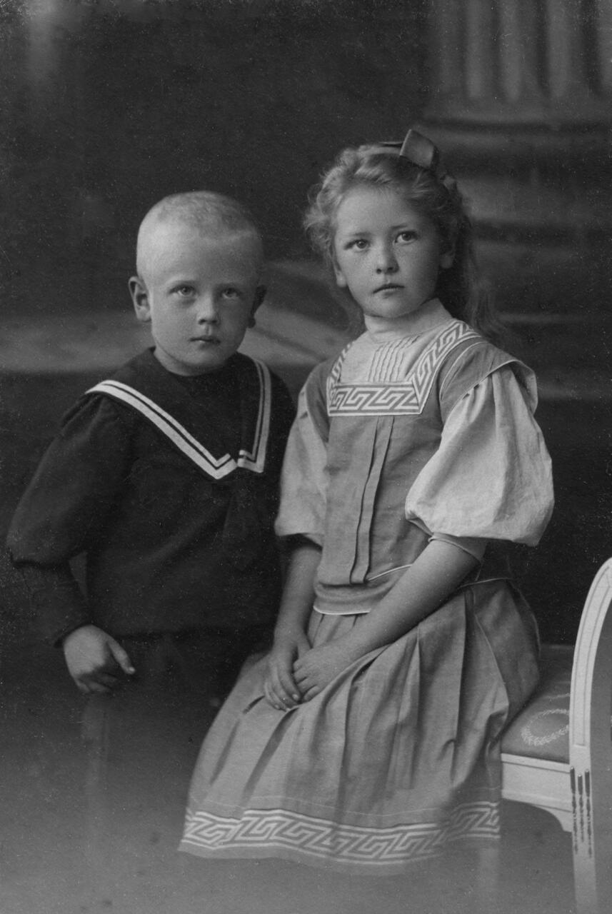 Karl koos õde Lindaga 1908. aastal