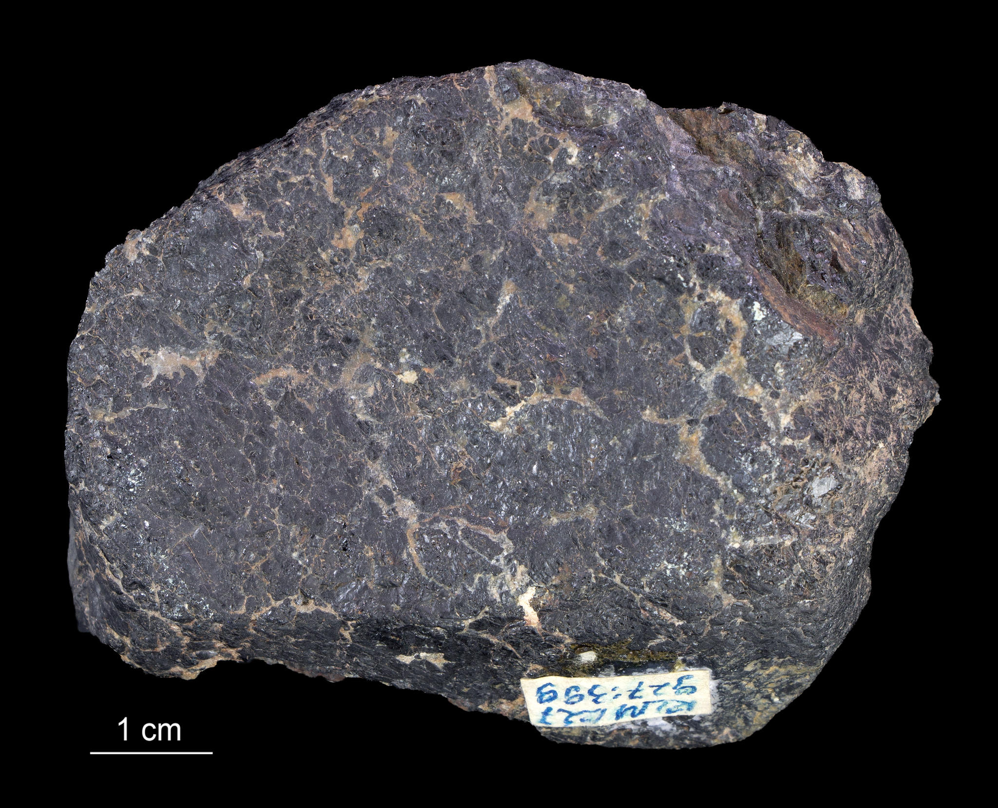 Joonis 2. Mineraal kromiit koosneb raua ja kroomi oksiidist (FeCr2O4) ning on kroomi peamiseks tooraineks. Allikas: geokogud.info