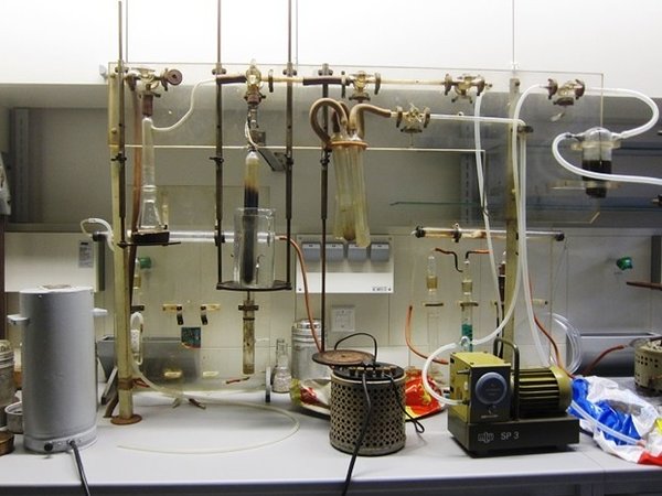 Radiosüsiniku labori benseeniliin, mis oli kasutuses aastani 2013 (paremal pool näha rannapallid)