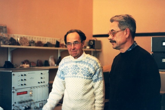 Arvi Liiva (vasakul) ja Toivo Rinne (paremal) radiosüsiniku laboris aastal 2000
