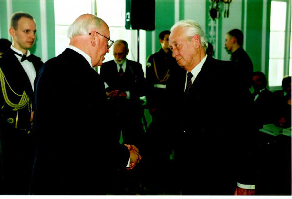 President Lennart Meri autasustab Arvo Rõõmusoksa Eesti Vabariigi Valgetähe III klassi teenetemärgiga (2001) (Foto:geokogud.info)