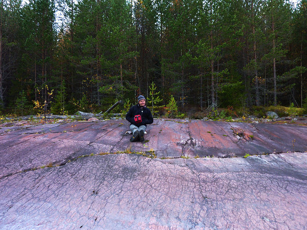 Joonis 2. Vaba hapniku tekkimisel moodustunud punased muda- ja liivakivid Karjalas (oksüdeerunud kontinentaalsed setted). Foto: K. Kirsimäe