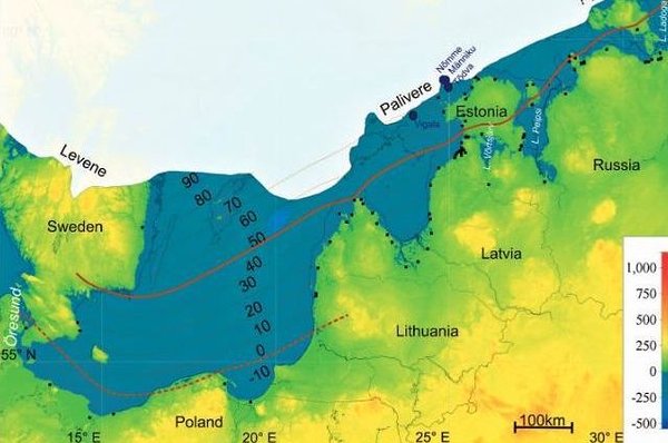 Joonis 2. Mandriliustiku viimase jäätumise viimase pealetungi maksimum Mandri-Eestis 13 300 a.t. (Vassiljev & Saarse, 2013). Valgega kujutatud liustik, sinine Balti jääpaisjärv, mustad punktid Balti jääpaisjärve rannamoodustised, tumedate siniste punktidena märgitud perioodi olulised settekompleksid – Vigala viirsavibassein, Nõmme, Männiku ja Tõdva glatsiofluviaalsed liivad.