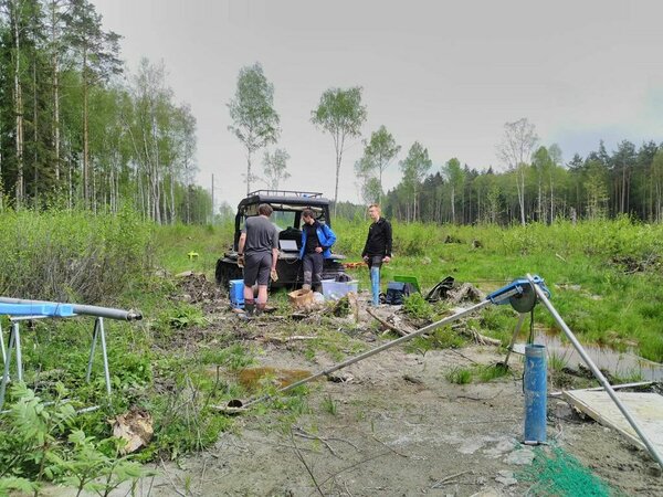 EGT ja Tartu Ülikooli hüdrogeoloogid oma igapäevasel tööl, nö "põllul". Ratva raba servas asuvate seirekaevude kvaliteedi kontrollimine geofüüsikaliste meetoditega (Foto:Maile Polikarpus)