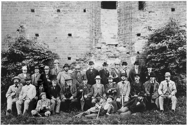 VII Rahvusvahelise Geoloogia Kongressist osavõtjad 1897. aastal Tartu toomkiriku varemetes. Carl Friedrich Schmidt istujatest vasakult viies (Foto: F.C. Hyghes)