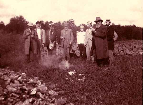 Carl Friedrich Schmidt (paremalt teine) koos VII Rahvusvahelise Geoloogia Kongressist osavõtjatega 1897. aastal Kukrusel põlevkivi põletamas (Foto: F.C. Hyghes)