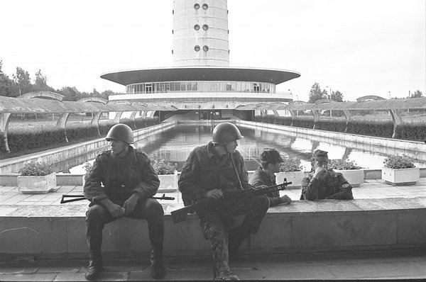 76. kaardiväe õhudessantdiviisi 234. õhudessantpolgu soldatid Pihkvast 1991. aasta augustis Tallinna teletorni taustal toonast "maailmakorda" "kaitsmas". Õnneks vaid loetud tunde ja minuteid...  