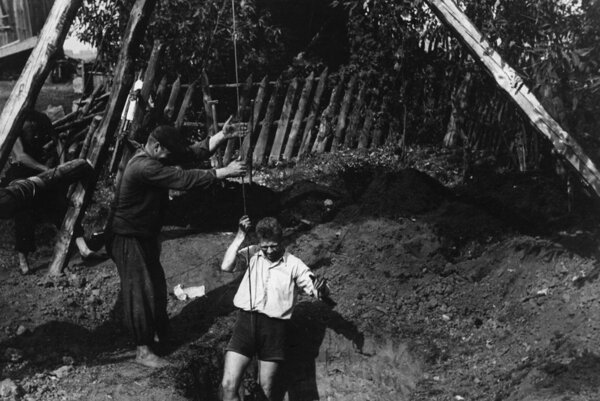 Kaevamistel Rõngus 25.08.1939 koos prof. Armin Öpikuga