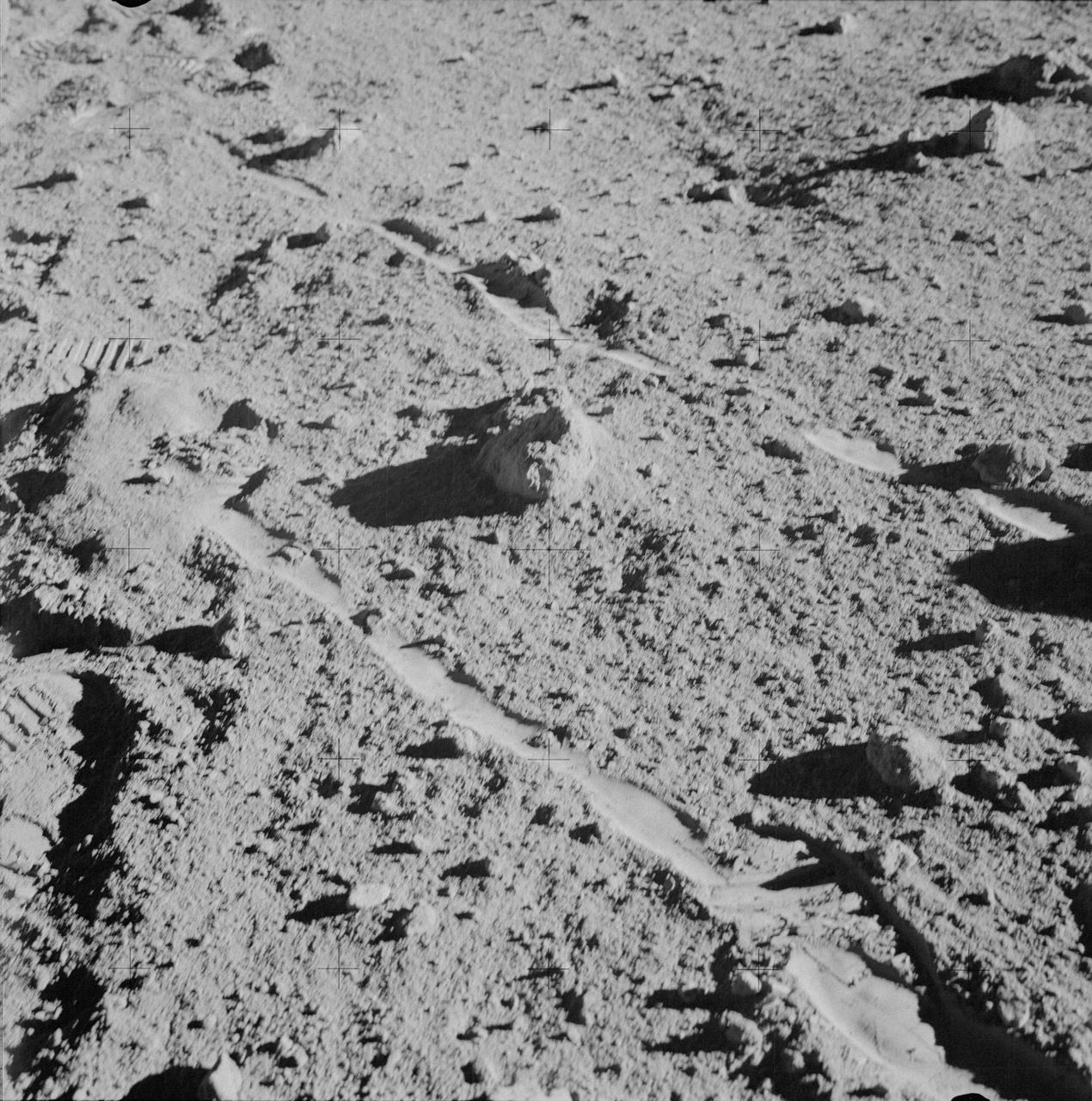 Väidetavalt Maa vanim kivi mõni minut enne Kuu pinnalt üleskorjamist. Allikas: NASA