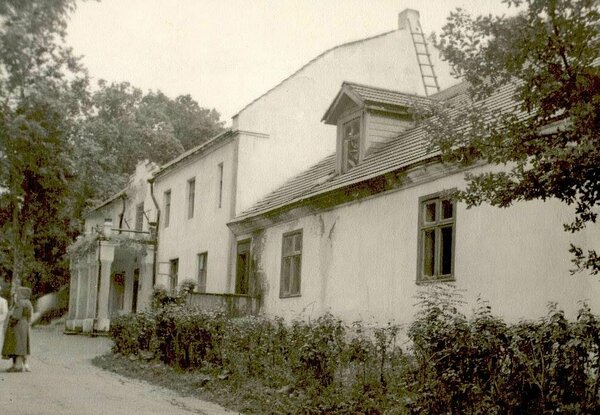 Vaade Viisu mõisahoonele 1952. aastal. Viisu mõisas tegutses Nõukogude Liidu ajal Alliku sovhoos. 