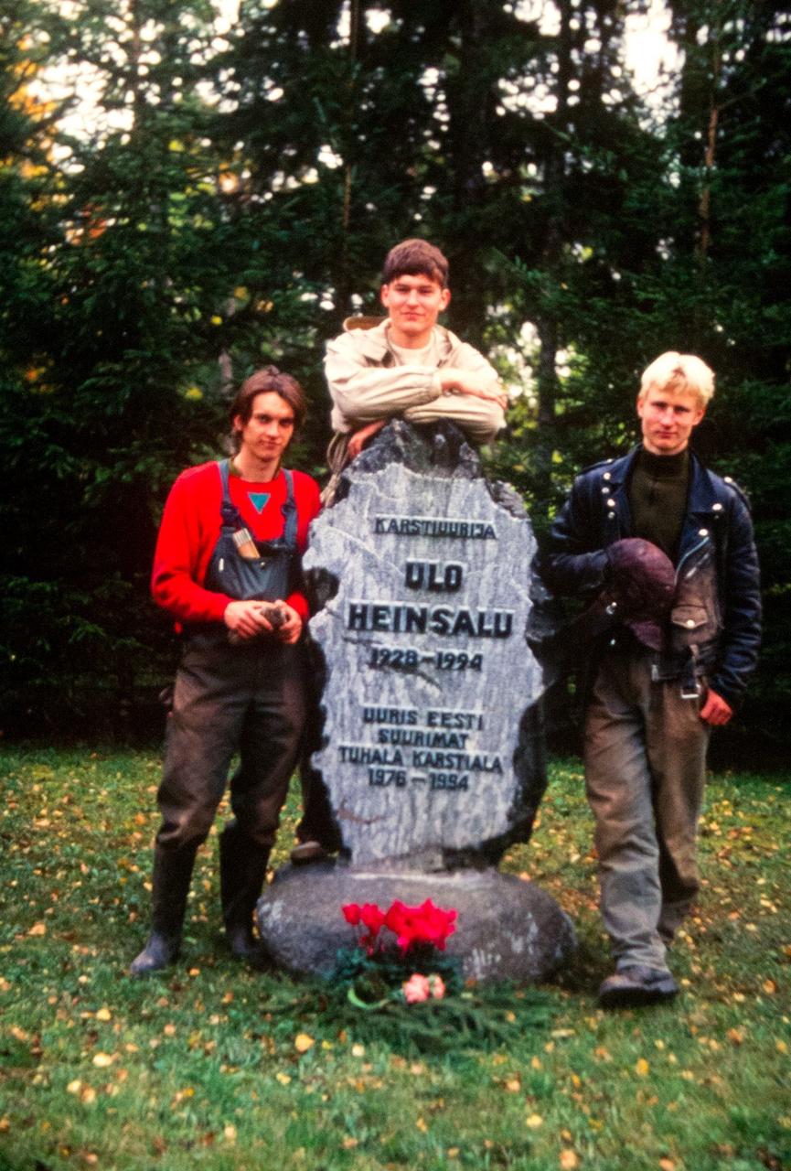 Kolm sõpra (vasakult) Martin, Hendrik ja Laura Virulase koopa mõõdistustööde käigus Tuhalas legendaarse karstiuurija Ülo Heinsalu mälestuskivi juures hetke jäädvustamas