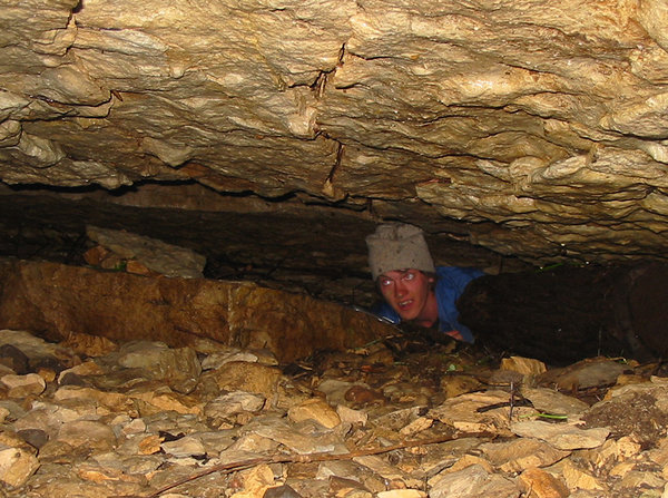 Martin 2003. aastal speleoloogina Virulase koopas “meetreid tekitamas”. Foto: Lauri Palumets (Wikipedia)
