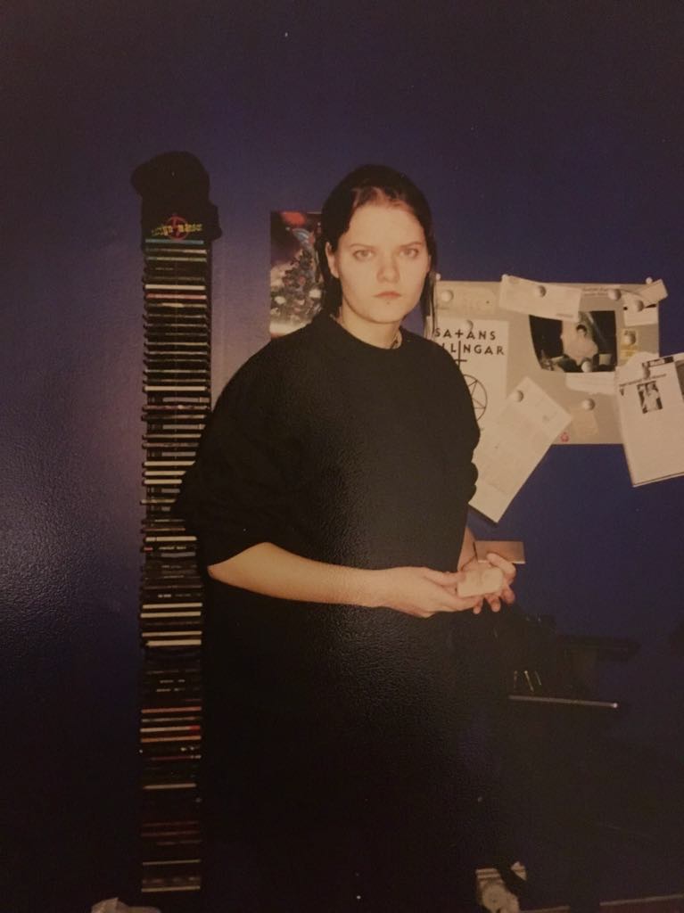 Jaanika ca 1998-1999 oma plaadiriiuli taustal.
