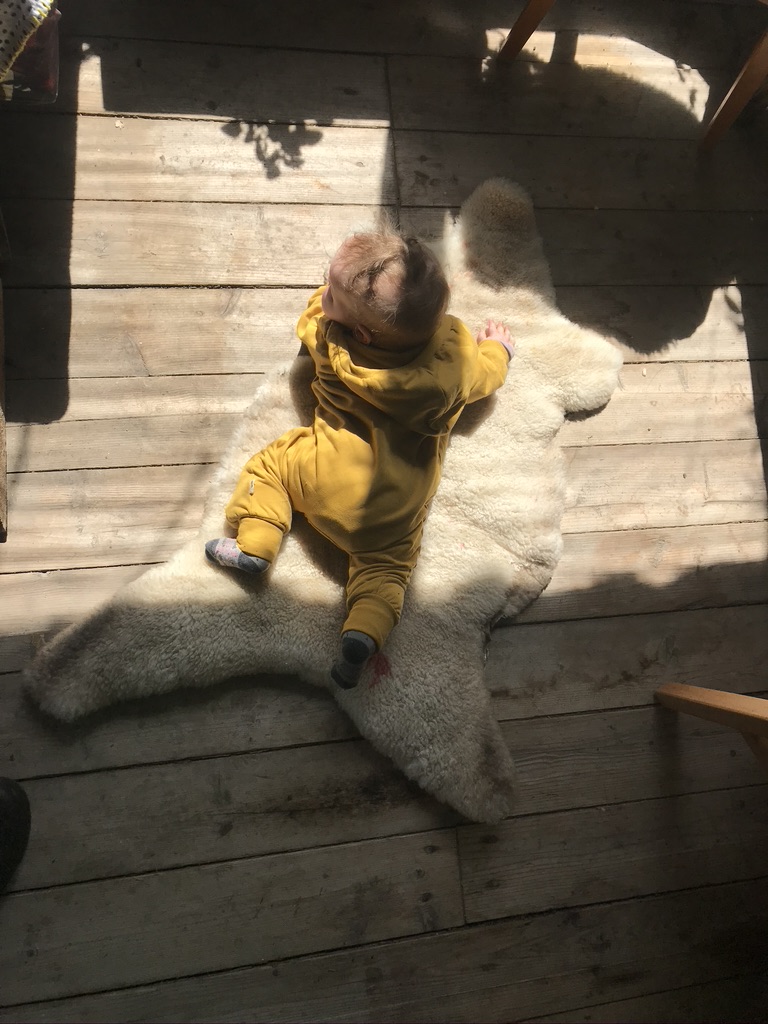 Verandapõrandal Sleepy Fox Kids mustard kombes.