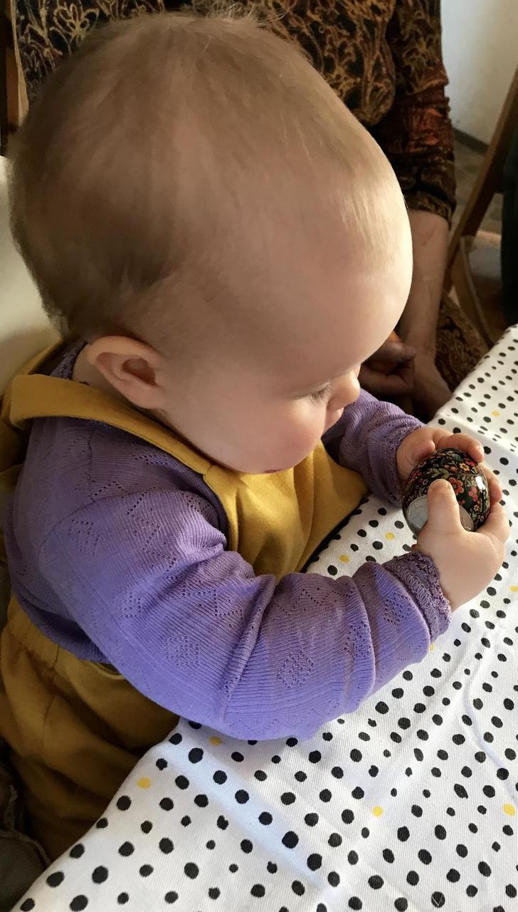 Minu väike pühademuna spetsiaalses SleepyFox kidsi Long Jersey Dungaree munapühapükstes. 