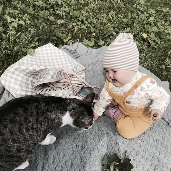 Kaltsuka torumüts: + katab kõrvad, neist kõigist kõige mugavam, veniv, lapsele meeldib; - katmata nägu ja kõrvad, paks. Muu: SleepyFox kidsi traksikad, Joha bambusest bodi Sternumist. Karlovas.