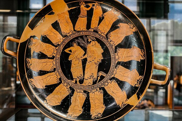 Dionysose pidustused. Punasefiguuriline vaasimaal (u 5. saj. eKr). Allikas: Wikimedia commons