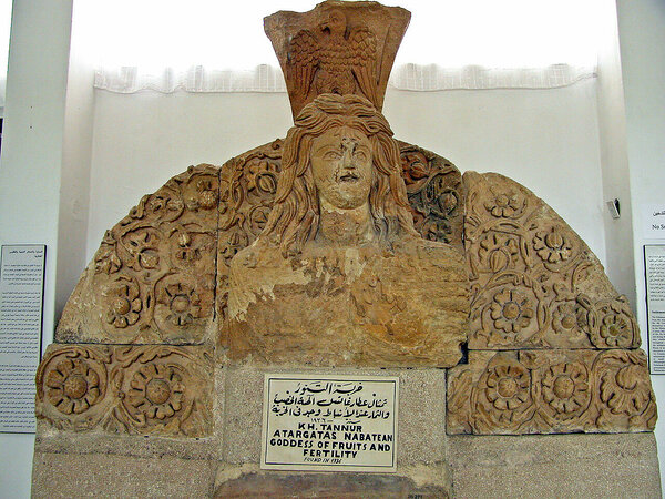 Fotol: Nabatealaste kujutlus jumalanna Atargatissest (u 100 pKr). Jordaania Arheoloogiamuuseum.