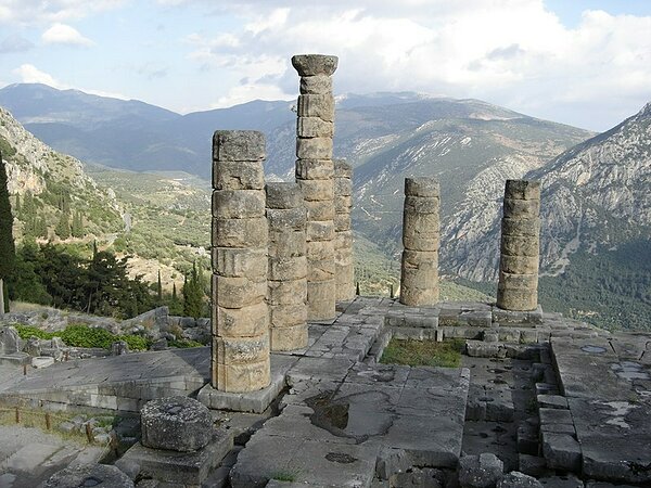 Fotol: Delphi Apolloni templi varemed. Allikas: Wikimedia Commons