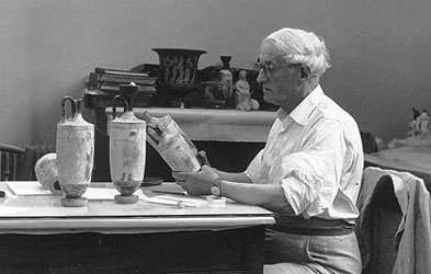 Foto: Sir John Beazley uurib lekythos`i. Beazley Archive
