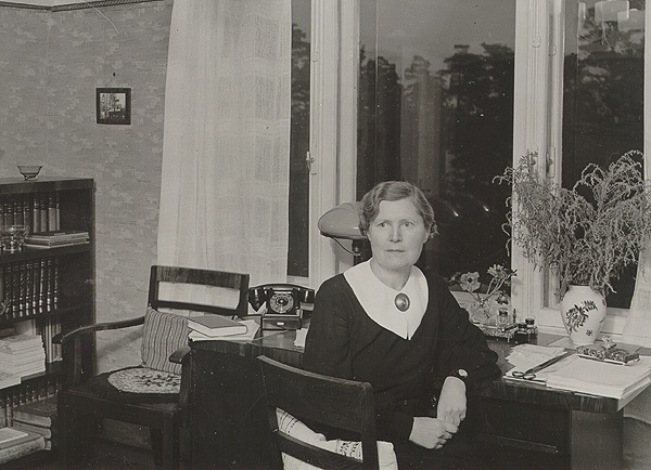 Fotol: Marta Sillaots oma kabinetis töölaua taga. 1939. Allikas: Eesti Kirjandusmuuseum