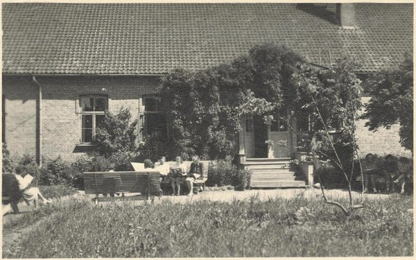 Readers at the backyard of Viljandi Library