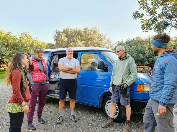 Nikose sinine matkabuss viis Franka ja Mauro Iraklioni (Pildil: Franka, Alma, Nikos, Chris ja Mauro)