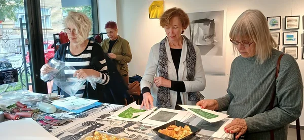 Geelplaadilt trükkimise töötuba juhendasid kunstnikud Katrin Kaev ja Lilli-Krõõt Repnau