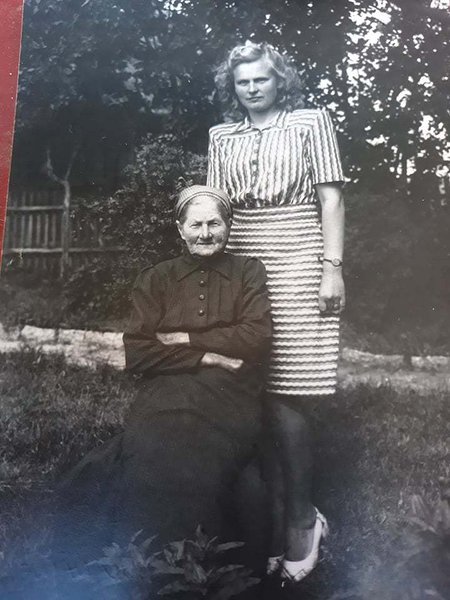 Pildil istub Milvi vanaema Pauliine ja kõrval tema pojanaine.