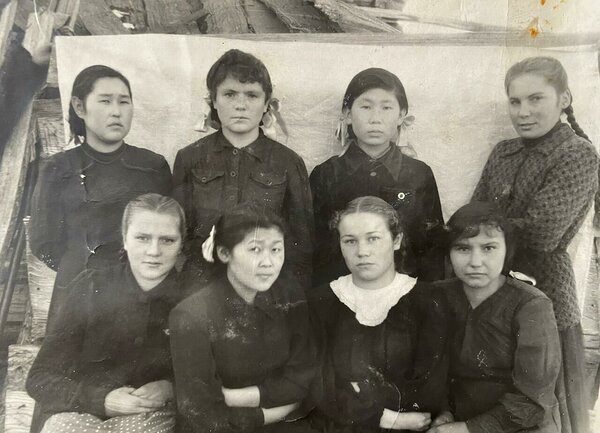 Mai Kivinõmm 7- klassilises koolis Siberis kooli pildi peal.