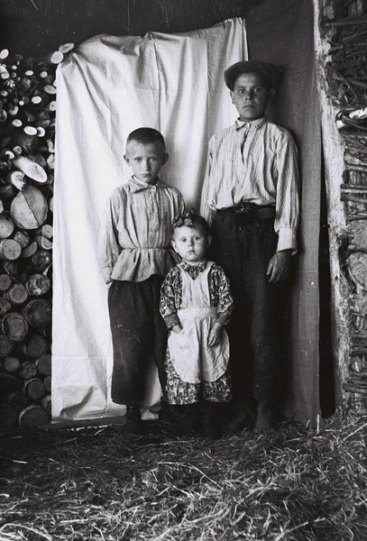 Lapsed valge lina taustal. (Foto: Peeter Viir, Novosibirski oblast, 1956. a/Okupatsioonide ja vabaduse muuseum Vabamu)