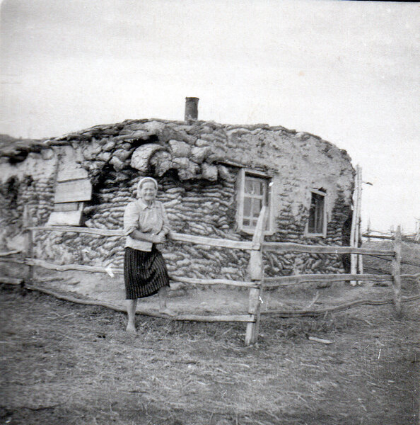 Helene Jõgi muld/mätasonni ees, esimene eluase Siberis.