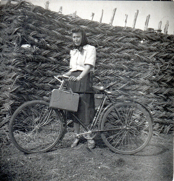 Naine jalgrattaga Siberi külas. Üsna sarnase meeleoluga foto oleks saanud 1953. aastal ka Hiiumaa külapoe ees või Tallinna keskturul...