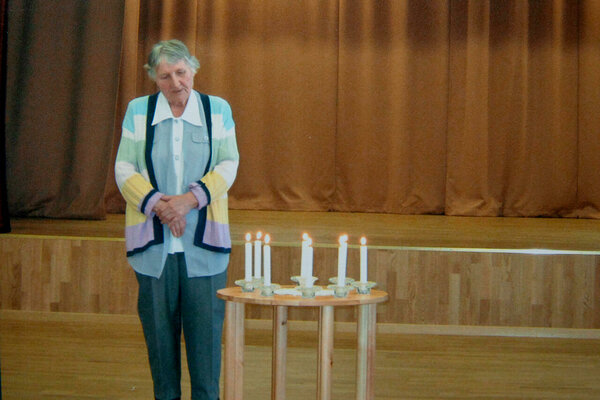 Proua Liia 25. märtsil 2013. aastal Rägavere valla Ulvi klubis toimunud küüditatute mälestuspäeval esinemas.