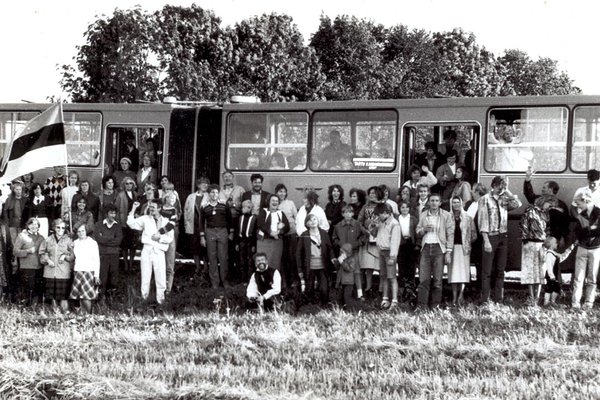 Foto annetaja bussijuht Jaak Kaiv koos bussi seltkonnaga Balti keti järel. (Okupatsioonide ja vabaduse muuseum Vabamu)
