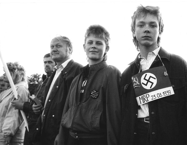 Vasakpoolne noormees kannab rinnas musta lindi päevaks kujundatud märki. Foto: Kalju Suur/Tallinna Linnamuuseum