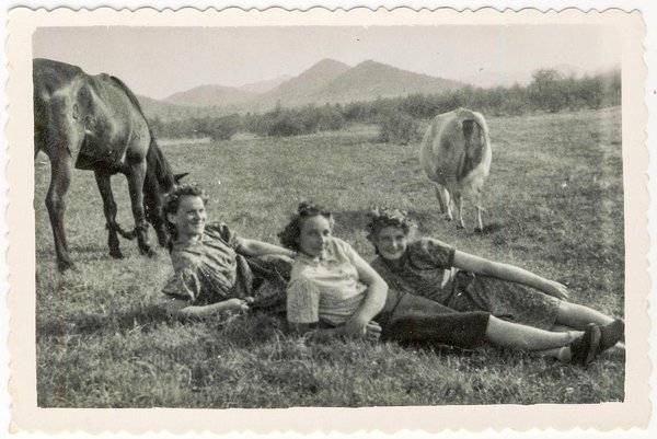 Aino Kurg, Elisabeth-Eha Kollist ja Maigi Päärson möldri hobuse (Nöpsi) ja lehmaga (Sinik). (Foto: Jaan Kollist/Okupatsioonide ja vabaduse muuseum Vabamu)