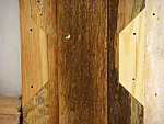 Puiduparandused rõdu uksel, mille keskmine osa oli tammest, kuid äärmised oksapuidust.